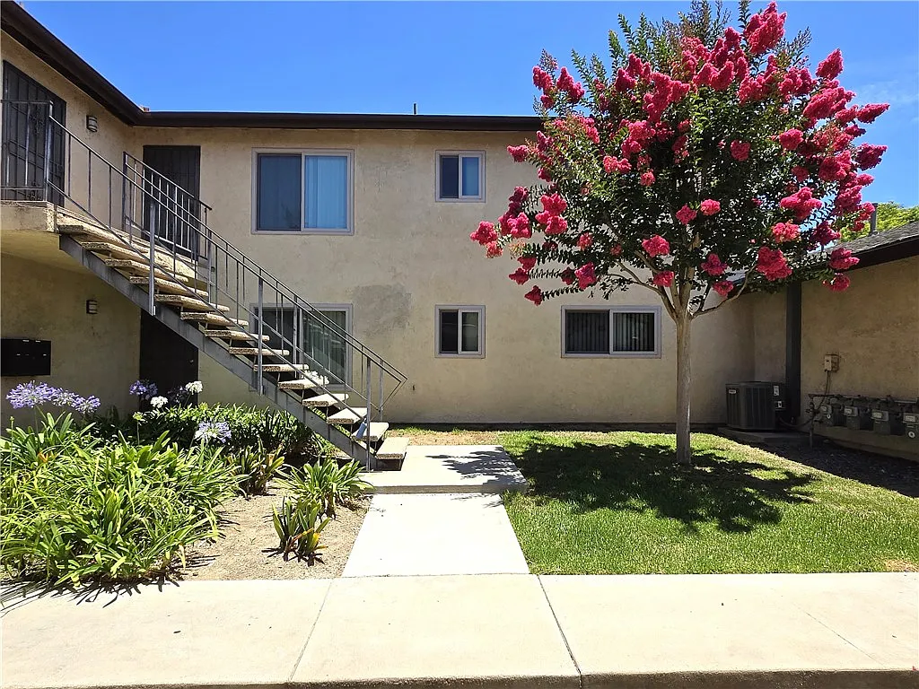 2 bed, 950 sqft, $2,400 — Photo 2