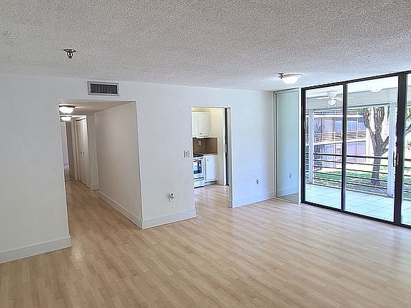 4th image of 665 NE 195th St APT 221