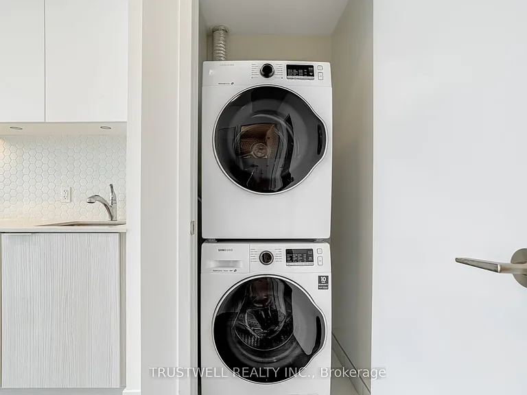 158 Front St E #1004 — Photo 8