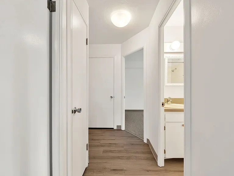 Uptown Manor — Photo 9