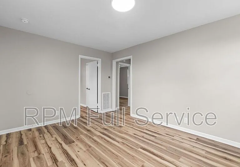 895 W Sharpe Ave #B — Photo 7