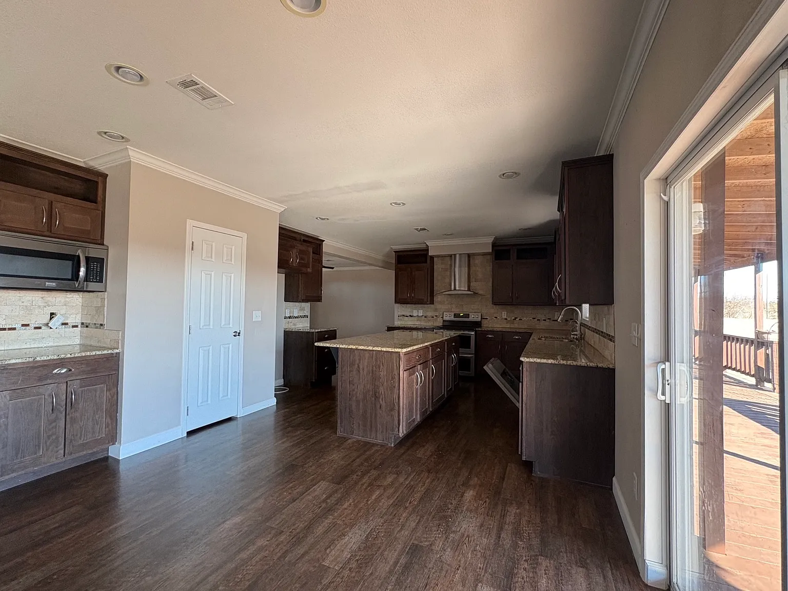 4 bed, 2400 sqft, $2,500 — Photo 3