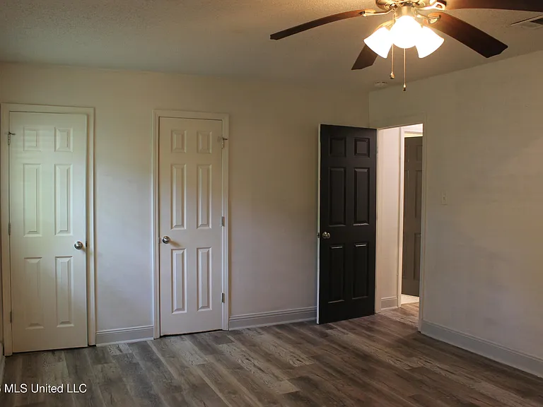 218 Alverado Dr — Photo 14