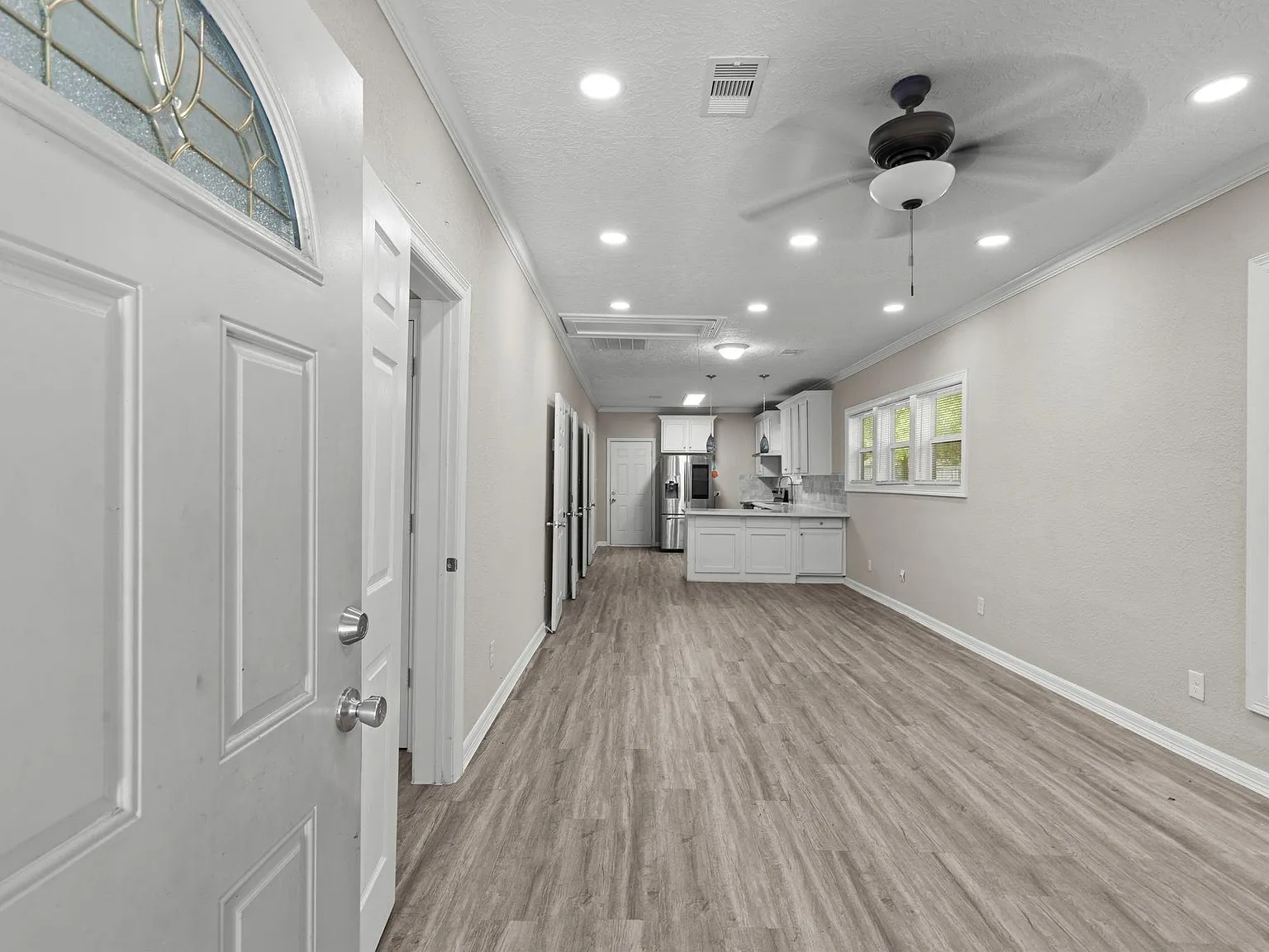 3 bed, 2.0 bath, 924 sqft, $1,650 — Photo 2