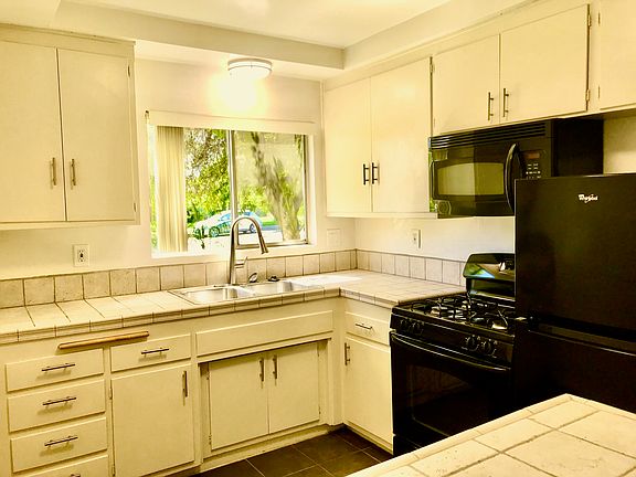 SPACIOUS KITCHEN W/PREMIUM APPLIANCES AND FIXTURES~