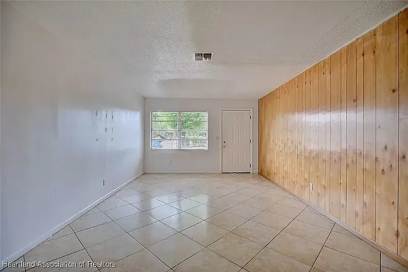 3 bed, 1050 sqft, $1,200 — Photo 2