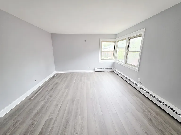 2115-2123 W Farragut Ave Apartments — Photo 7