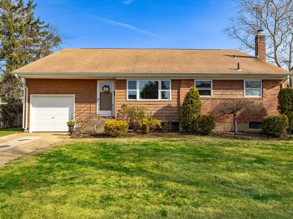 21 Brook Path, Plainview, NY 11803