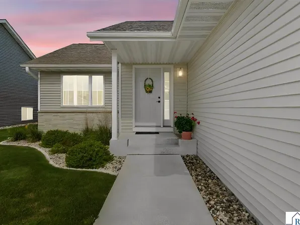 2004 Bluestem Dr, Mankato, MN 56001