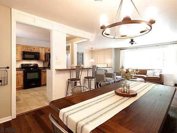 3rd image of 615 Old Farm Ln