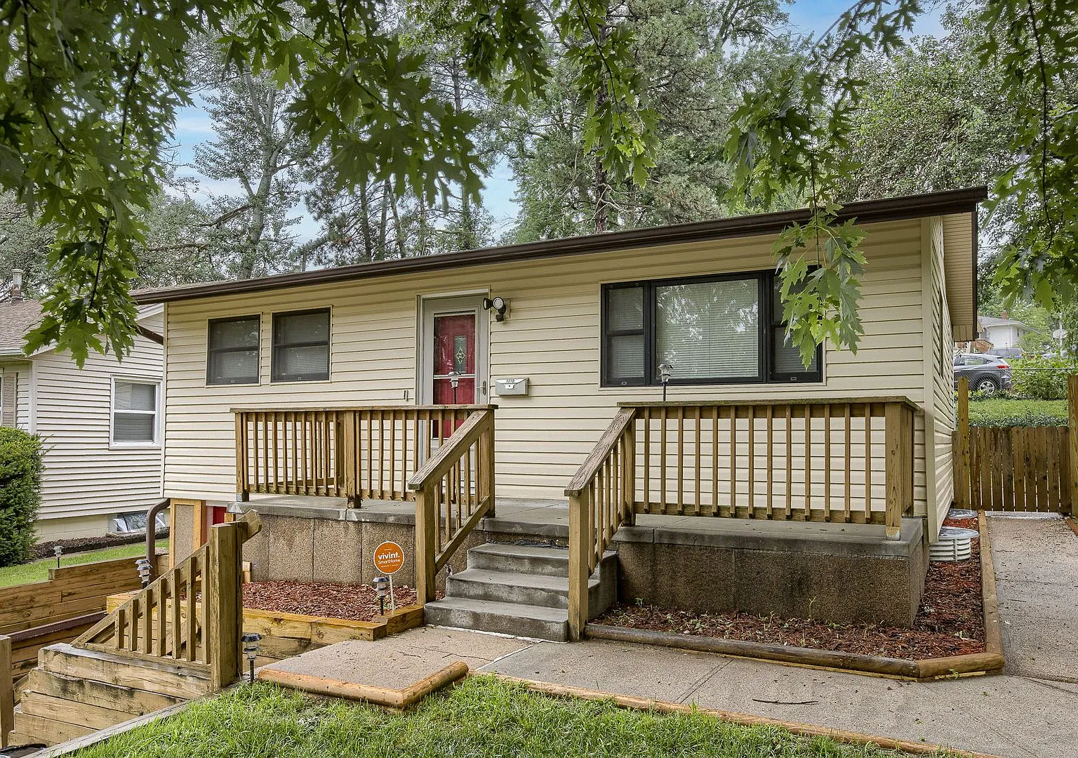 Charming 2 Bedroom With Bonus Room!! — Photo 2