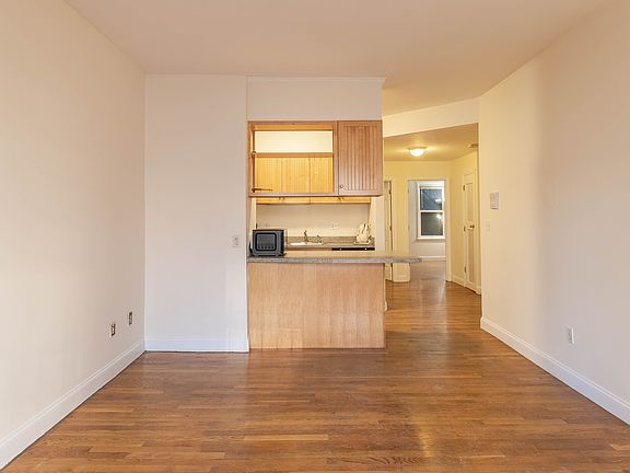 3rd image of 828 Huntington Ave #1