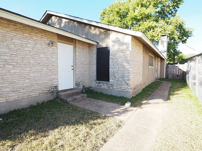 1012 Fieldwood Dr — Photo 1