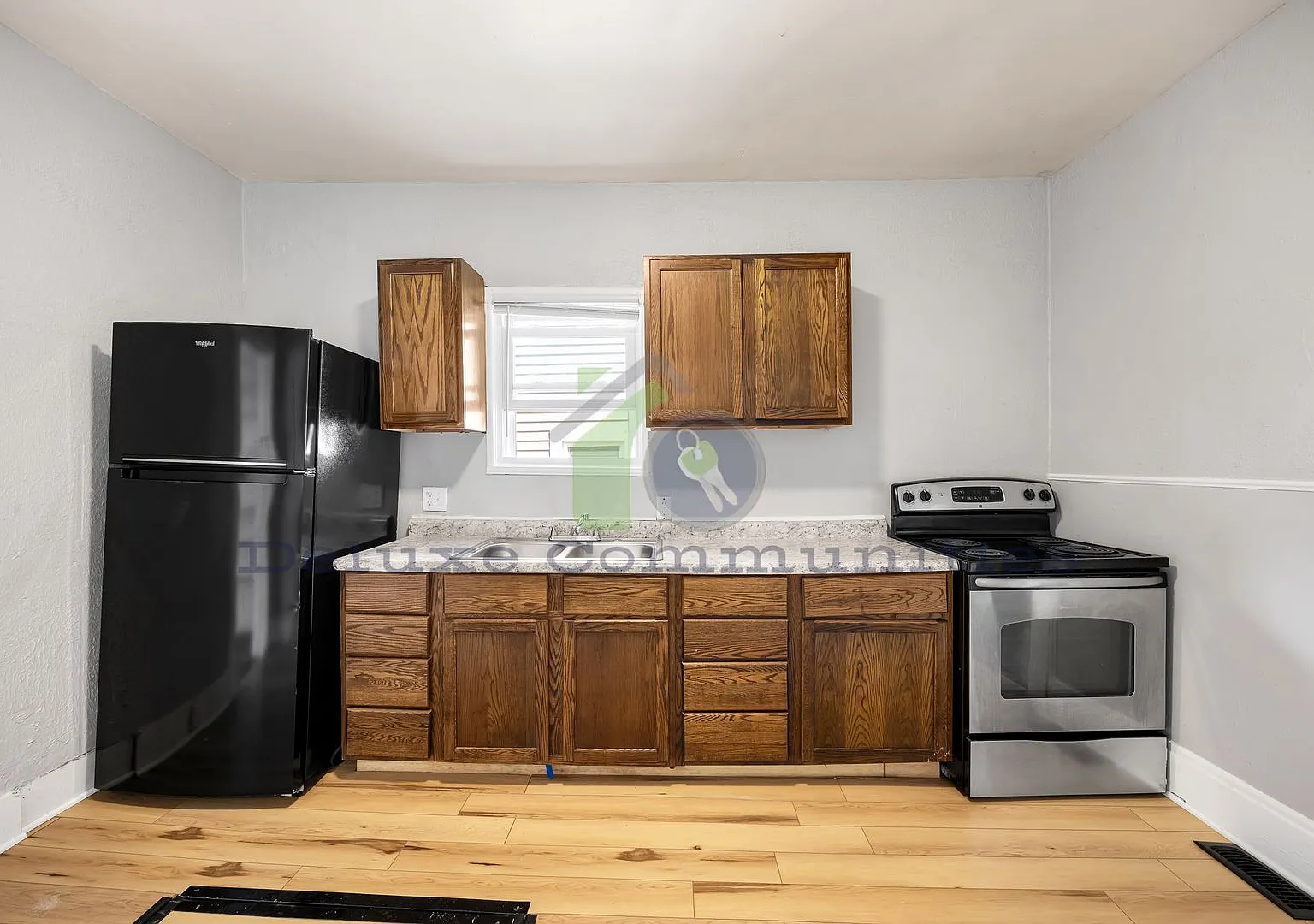 3 Bed 1 Bath Home! — Photo 4