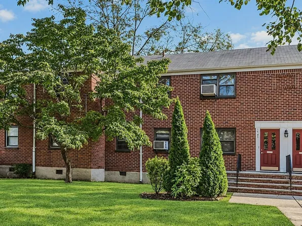 17-81 166th St #327, Whitestone, NY 11357