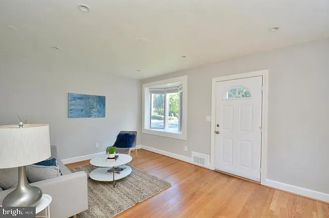3 bed, 1404 sqft, $3,700 — Photo 2