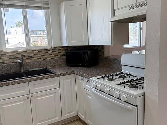 3rd image of 10900 Blix St APT 14