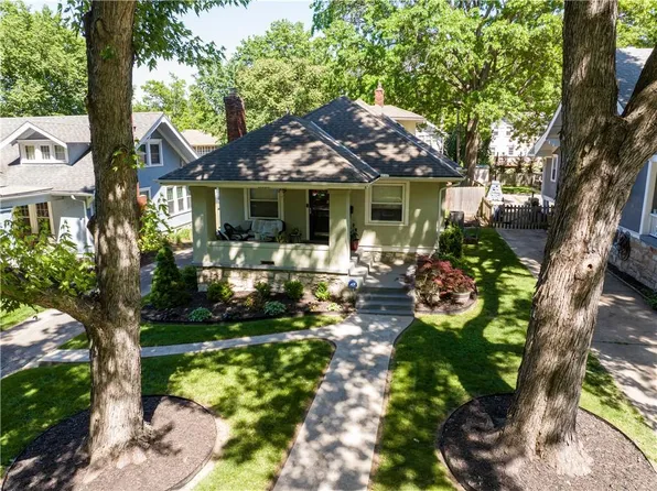 5833 Oak St, Kansas City, MO 64113