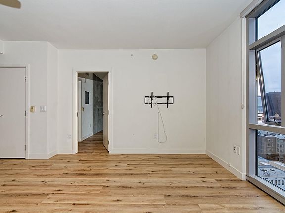 5th image of 800 The Mark Ln #1504