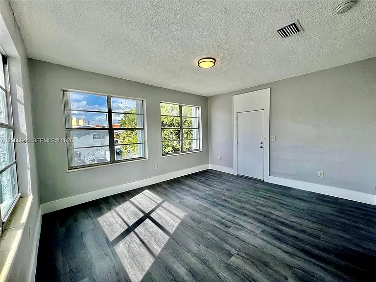 301 SW 10th Ave #1 — Photo 4