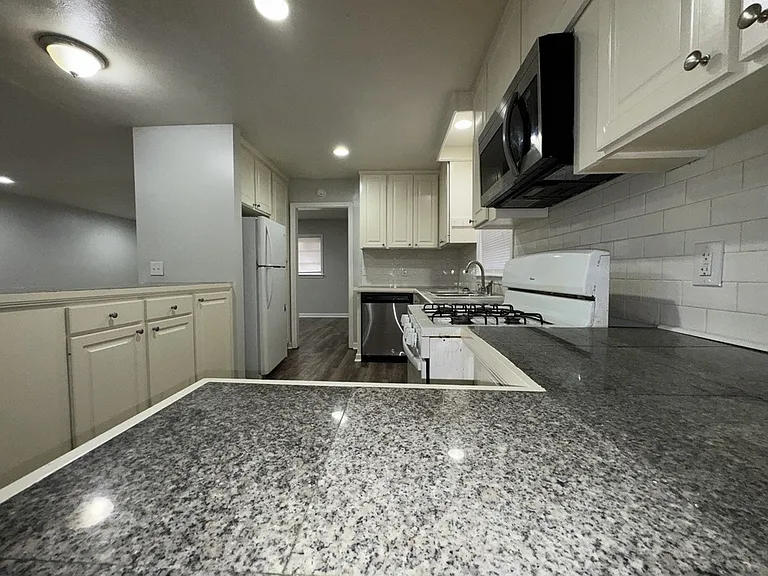 304 Colonial Cir — Photo 5