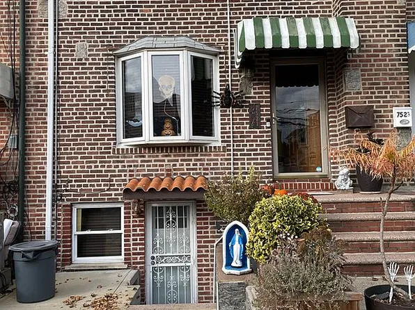 7521 Furmanville Ave, Middle Village, NY 11379