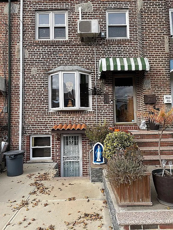 7521 Furmanville Ave photo 1