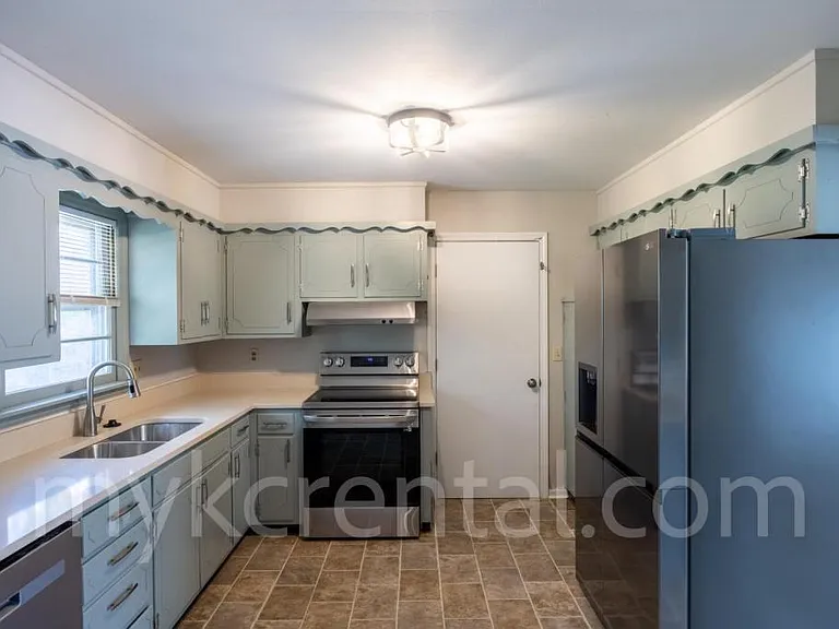 9108 W 95th St — Photo 2