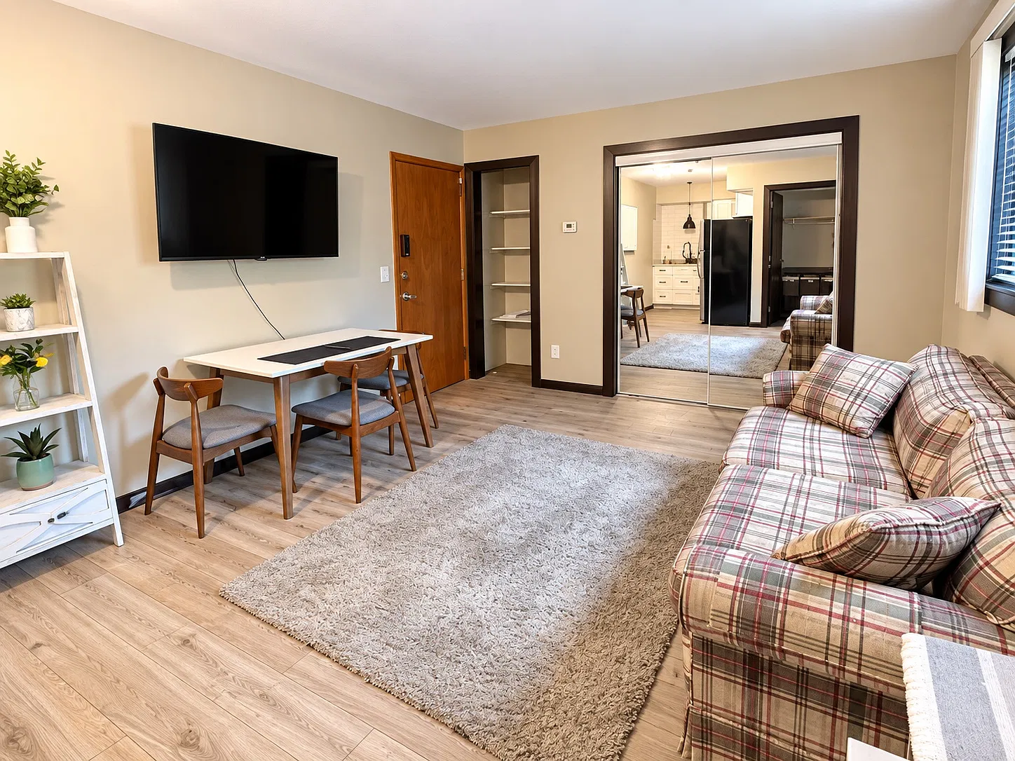 Studio, 400 sqft, $1,095 — Photo 2