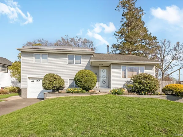 55 Amherst Drive, Massapequa, NY 11758