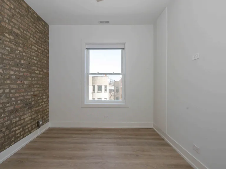 1039 W Byron St #2 — Photo 8