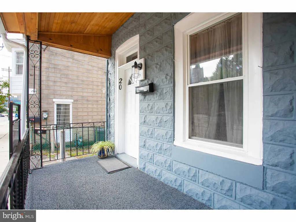 20 Maple St photo 1