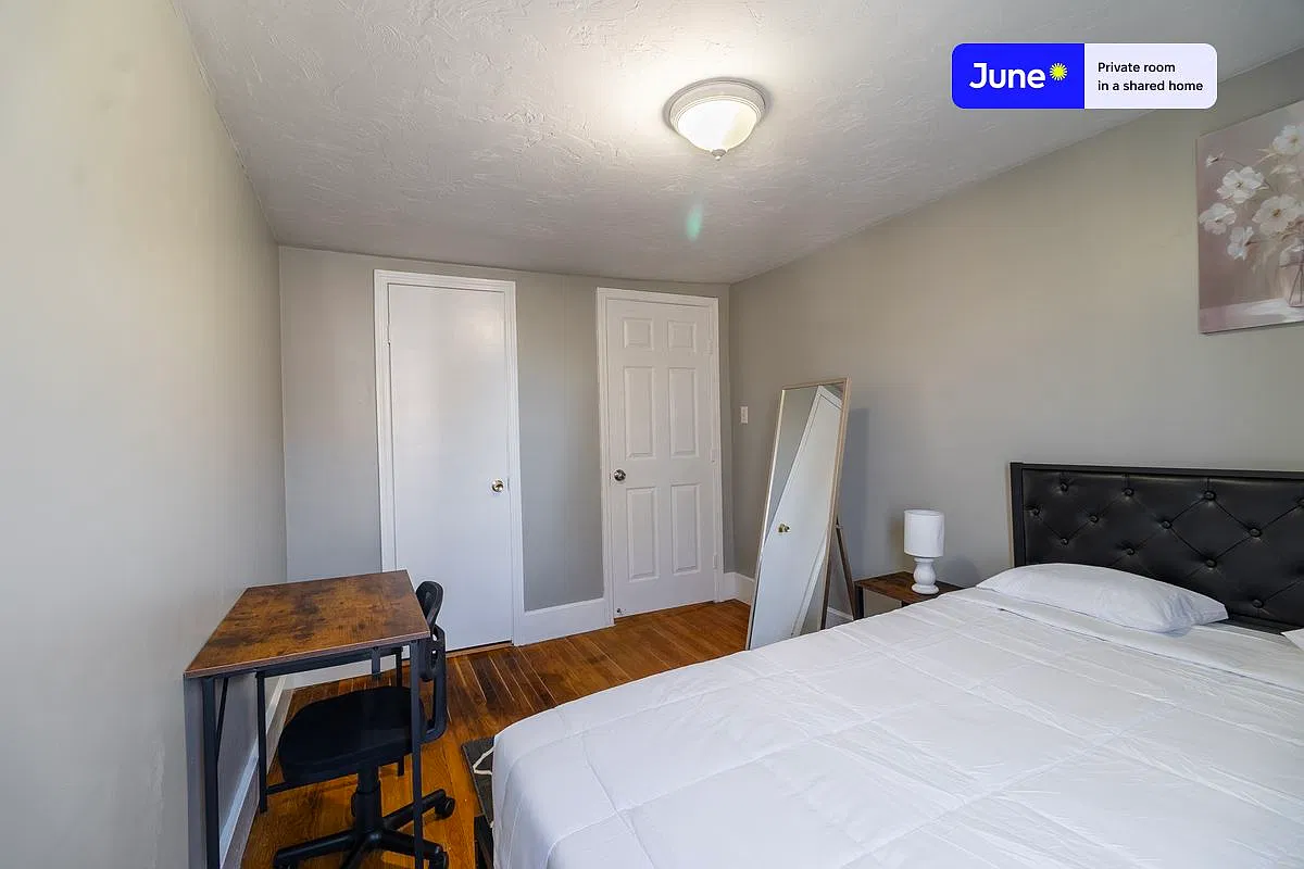 Queen bedroom in 4 bed/2 bath home in Newton Corner #925 B — Photo 2