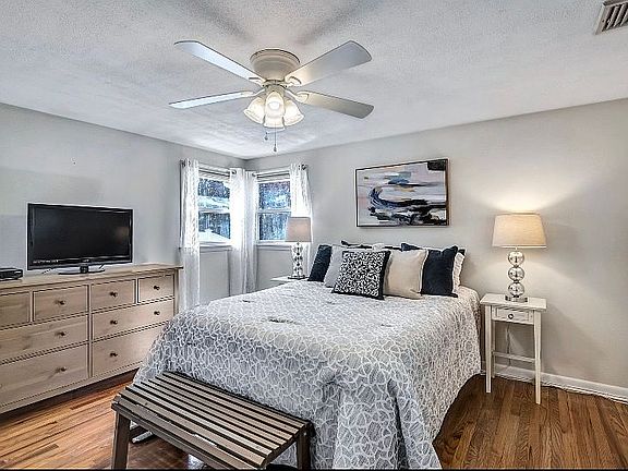 4th image of 16 Meadow Park Dr