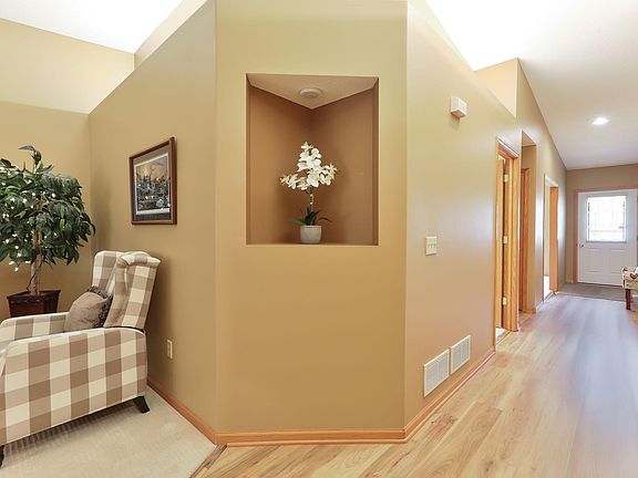 4th image of 3810 Zinnia Ln N