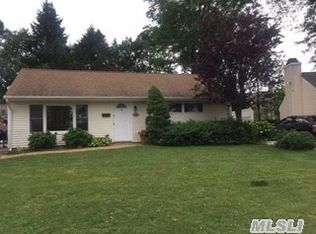 40 Greenway Cir, Syosset, NY 11791