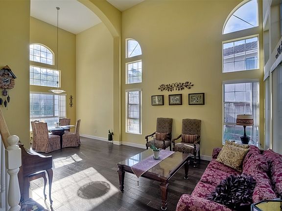 3rd image of 467 Westview Dr