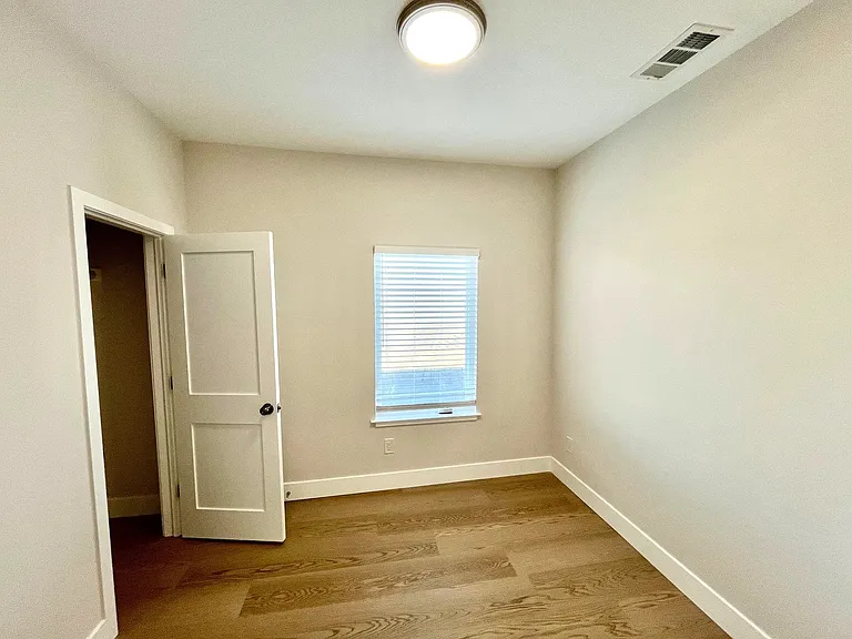 Spectacular, Top Floor 2 Bed/1 Bath Fully Renovated — Photo 6
