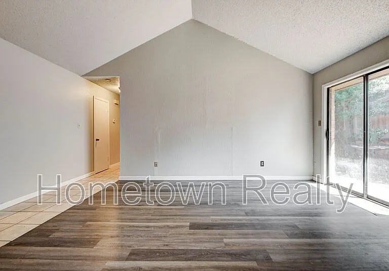 1713 Hillcrest Dr — Photo 9