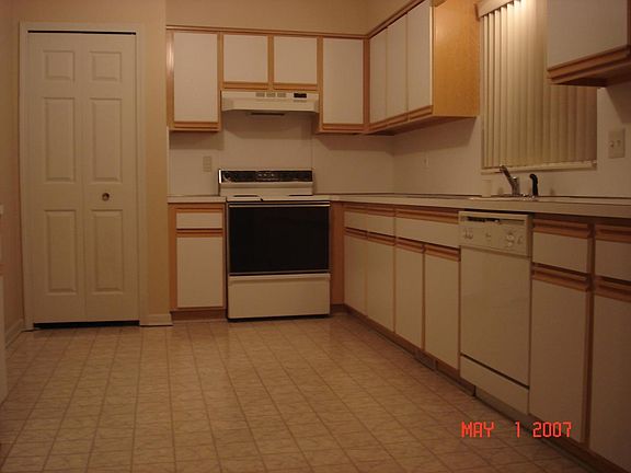 large kitchen, all appliances