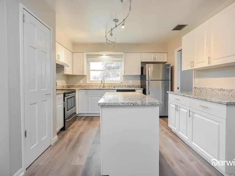 1013 Bradford Dr — Photo 3