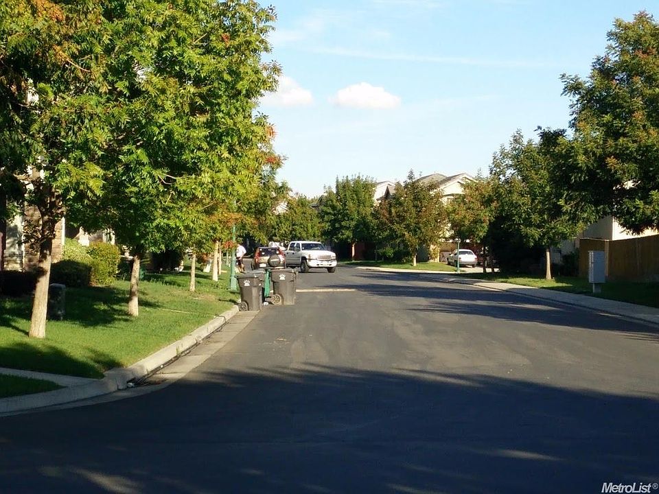 2nd image of 748 Queensland Cir
