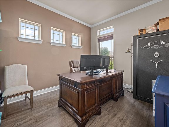 5th image of 12411 Emerald Ln