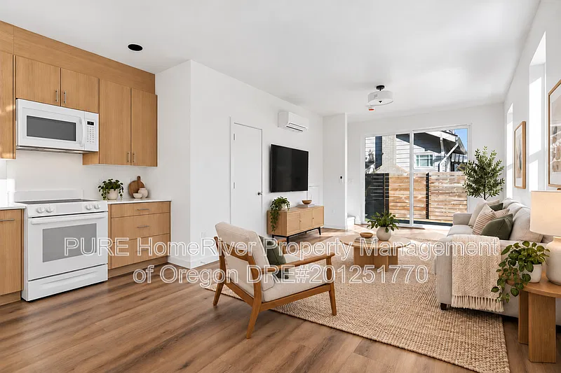 2971-2975 2981 2985 Ne Emerson St — Photo 1