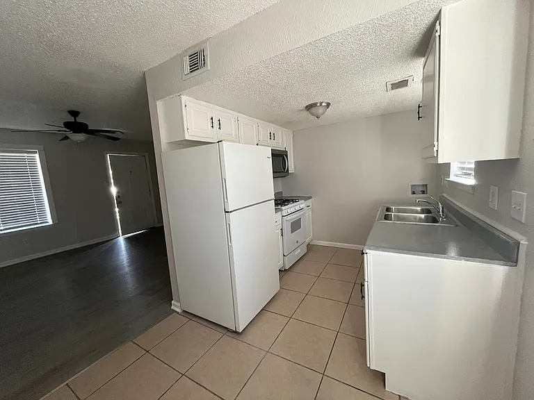 327 Sunrise Ave #7 — Photo 2