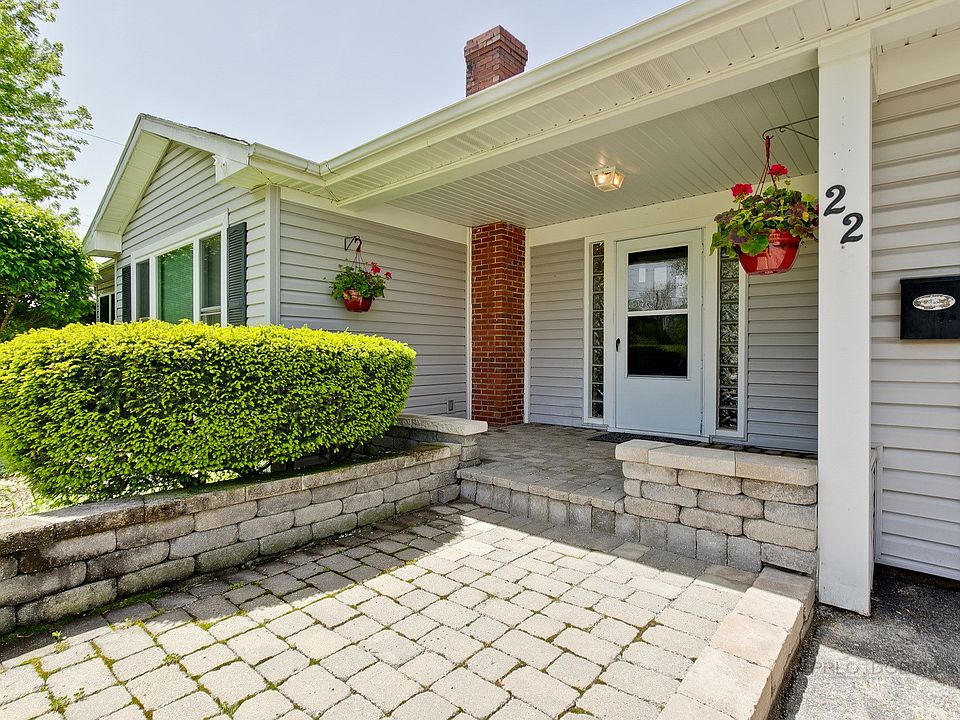 Charming in-town ranch! Walk to the train, shops & restaurants!