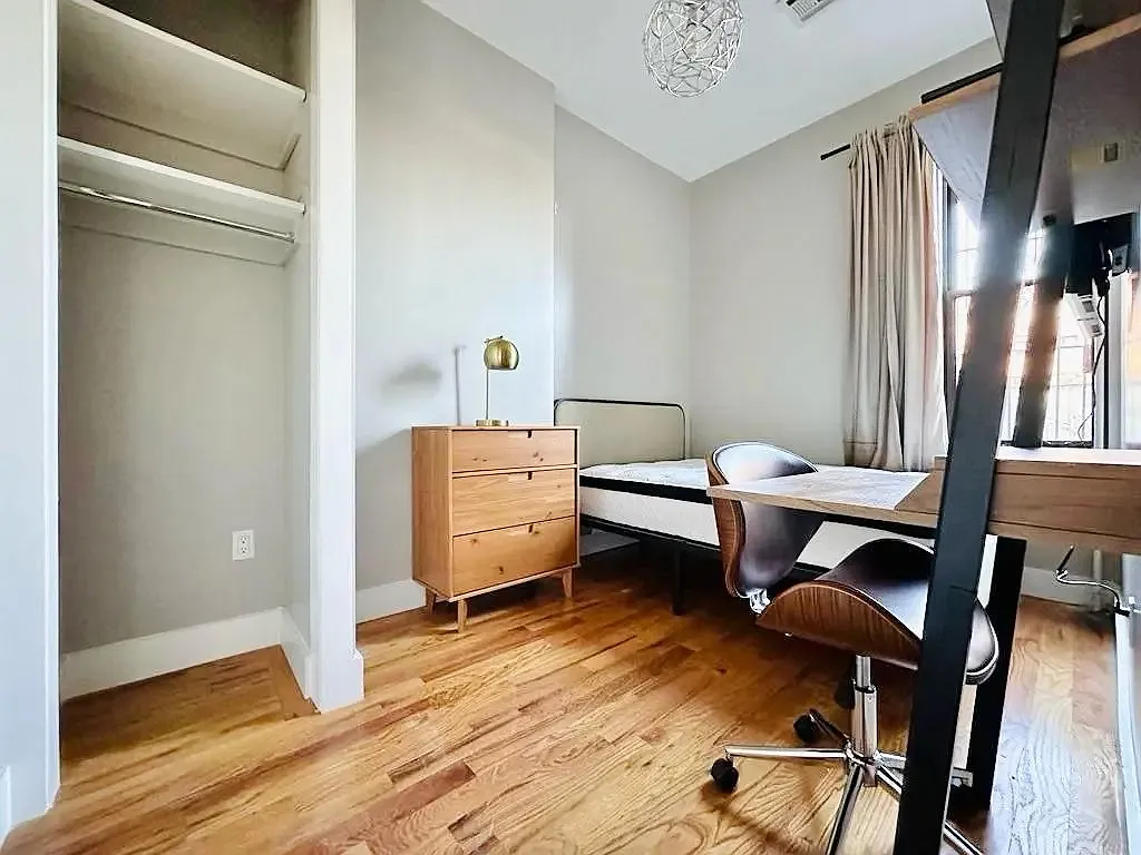 7 bed, 6.0 bath, 100 sqft, $1,070 — Photo 2