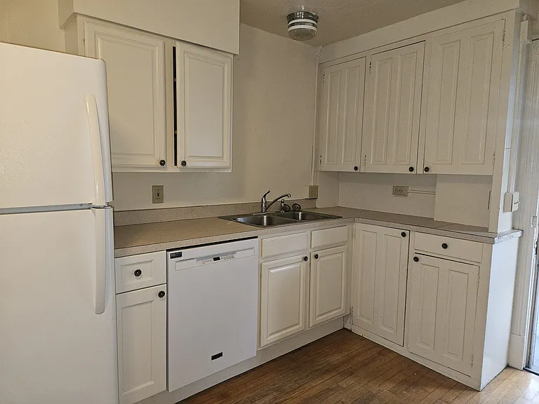 31 School St #4 — Photo 4