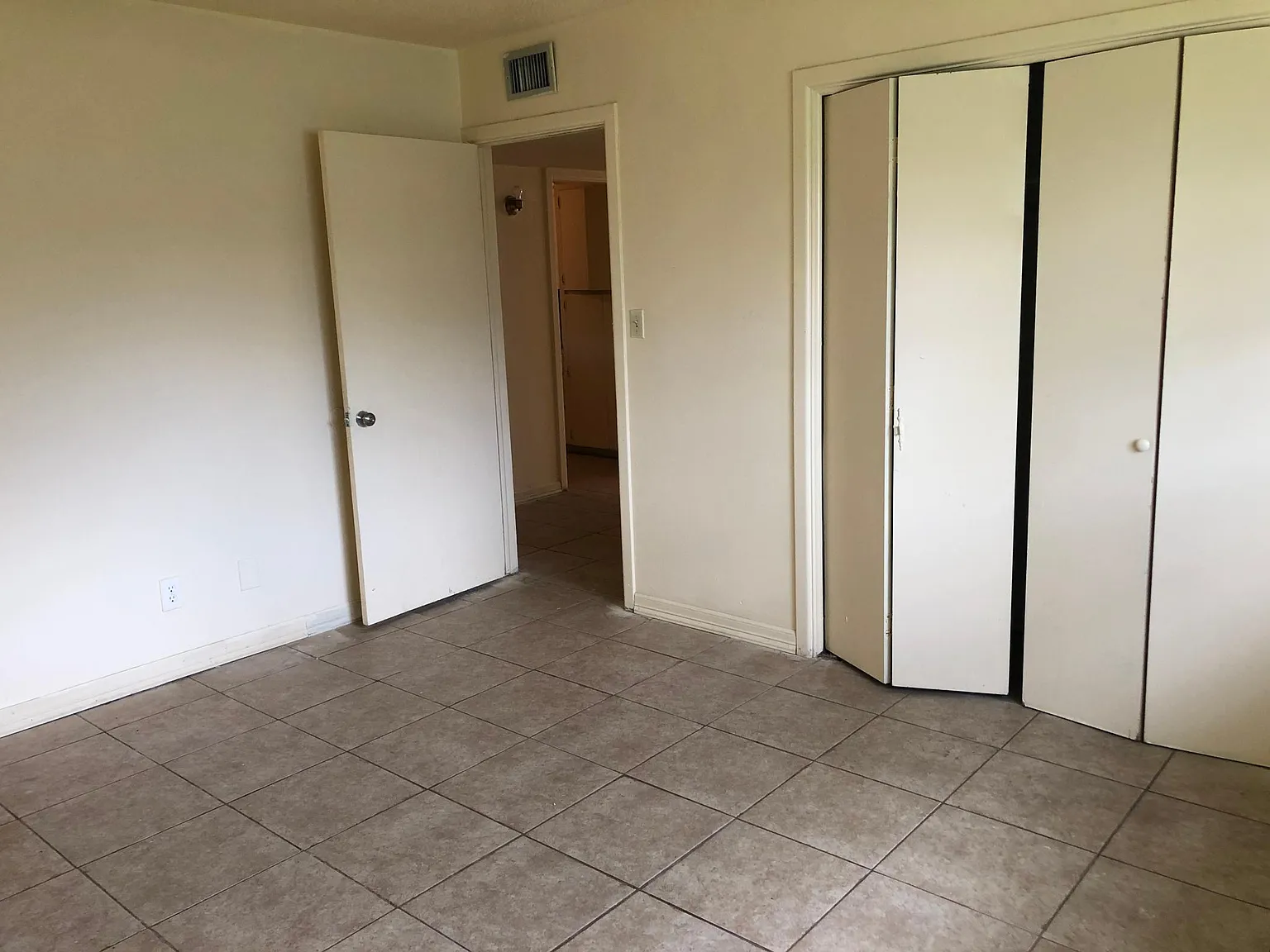 3 bed, 1.5 bath, 1200 sqft, $880 — Photo 4