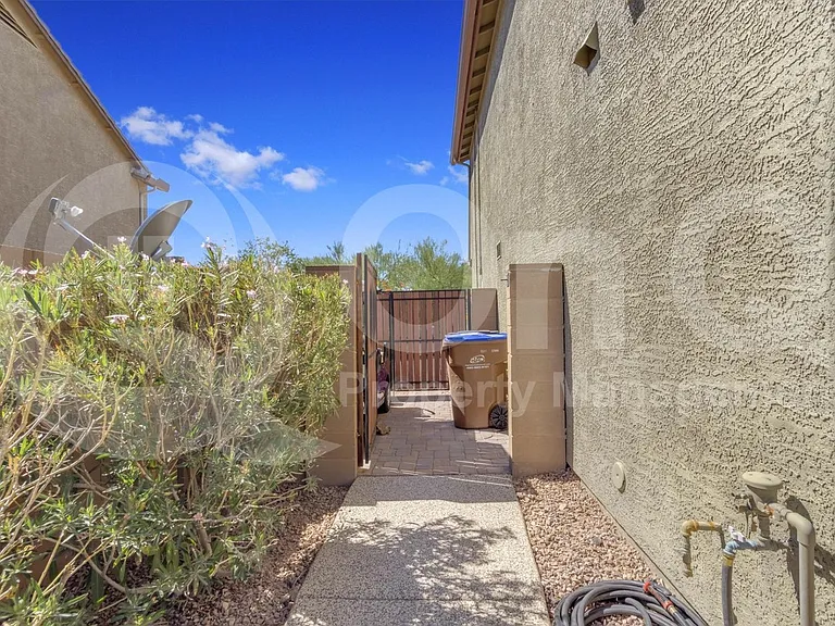 2561 N Hawthorn Dr — Photo 53